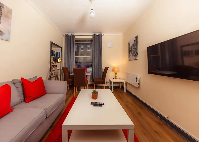 Cozy Old Town 4 Bedrm Apartment