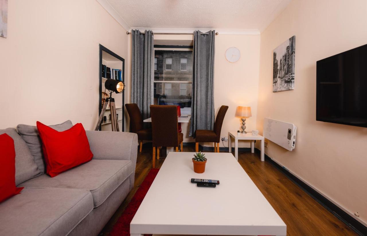 Cozy Old Town 4 Bedrm Apartment *