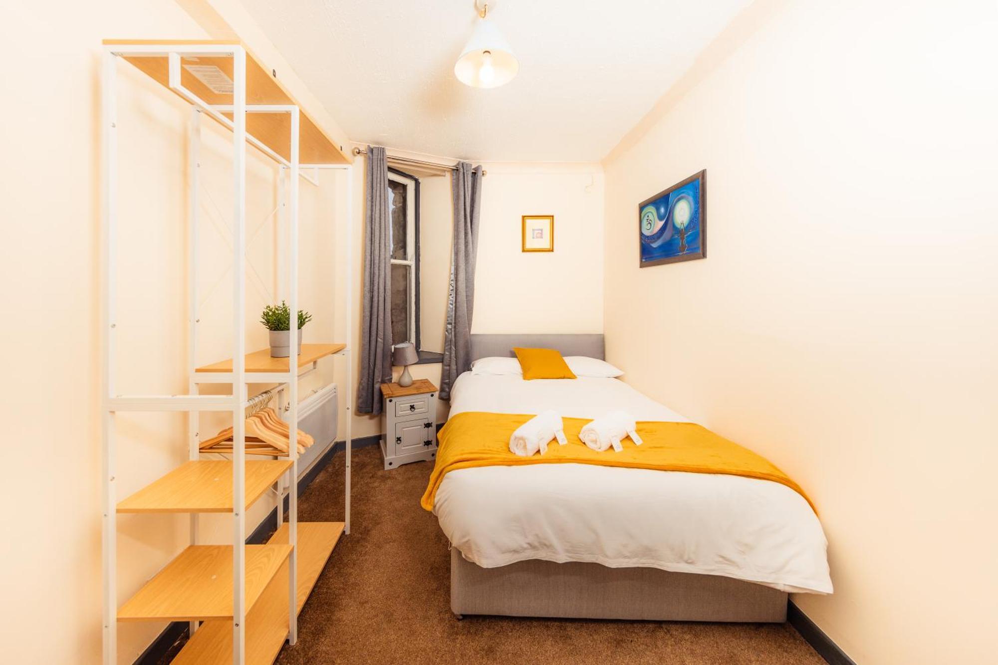 Cozy Old Town 4 Bedrm Appartement *